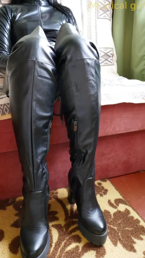 Brunette Amateur Poses in Leather, Stockings, and Boots – photo 7 of 16