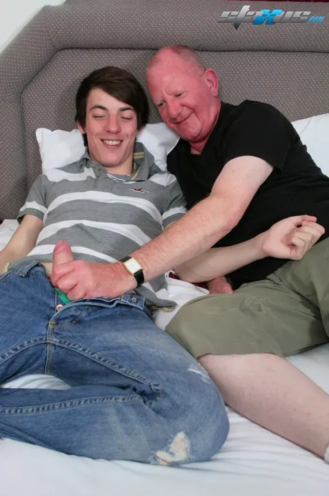 Man Takes Anal Doggy Style and Gets a Cumshot – photo 2 of 17