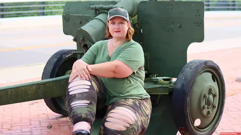 Mature PAWG Poses Outdoors on an Artillery Gun – photo 12 of 12