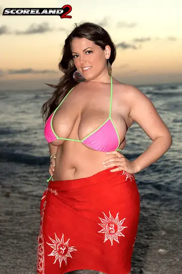 Taylor Steele – Brunette BBW Strips Out of Her Bikini on the Beach