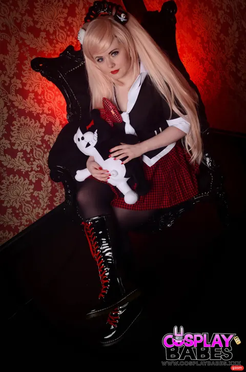 Danni Marie: British Blonde in Cosplay Strips and Fucks Herself with a Dildo – photo 15 of 15