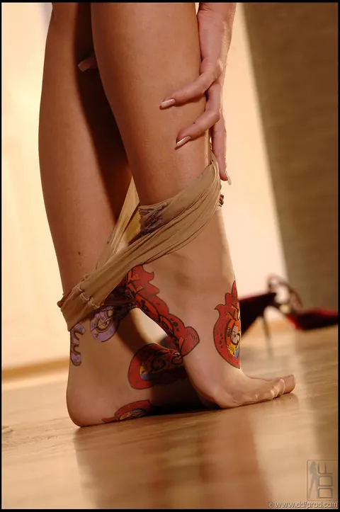 Walleria: Busty Brunette Rolls Down Her Pantyhose, Sucks Toes and Spreads Her Legs – photo 16 of 21