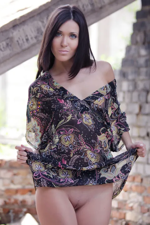 Woman Undresses Outdoors and Spreads Her Legs Wide – photo 1 of 21