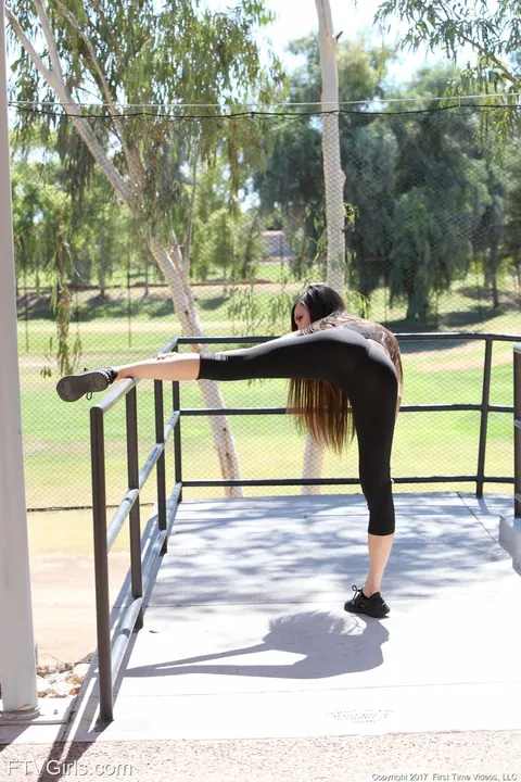 Tall Amateur Pulls Yoga Pants Aside and Flashes Her Shaved Pussy at the Gym – photo 5 of 21