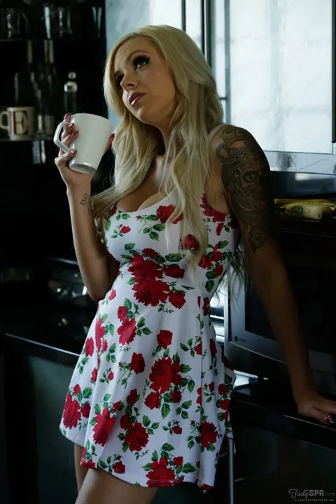 Nina Elle: German Blonde MILF Undresses and Spreads Her Pussy – photo 2 of 17