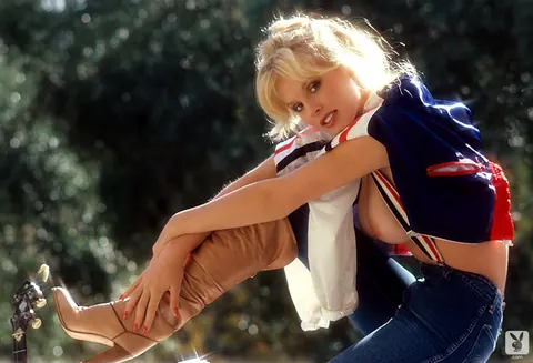 Dorothy Stratten: Tall Blonde MILF Poses Nude Outdoors and in the Bathroom – photo 4 of 11