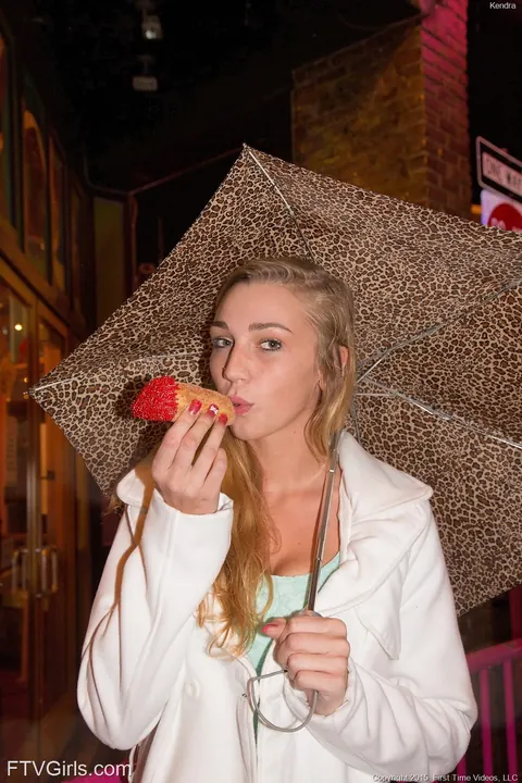 Kendra Sunderland: Tall Slim Blonde Flashes Her Big Tits Outdoors – photo 8 of 20
