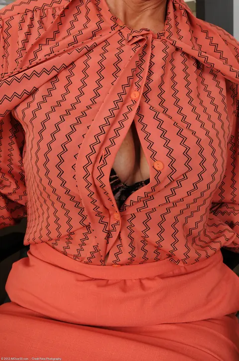 Tall Slim MILF Secretary Unveils Her Trimmed Pussy in the Office – photo 4 of 20