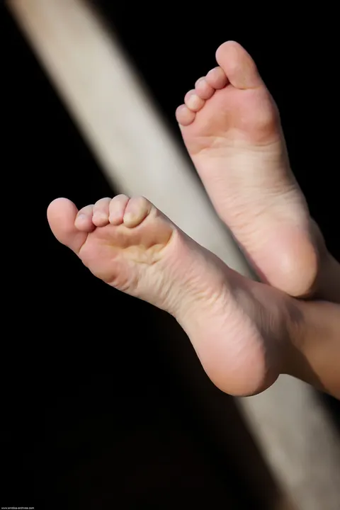 Skinny Brunette Spreads Her Shaved Pussy and Shows Her Feet Outdoors – photo 16 of 21