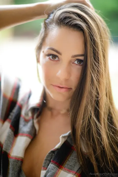 Abigail Mac: Busty Brunette Poses Outdoors in Shorts – photo 1 of 15