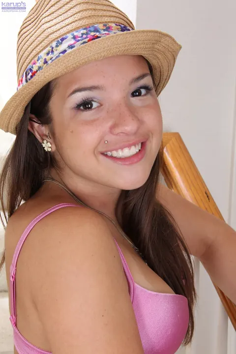 Veronica Berry: Petite Ebony Babe Undresses Out of Her Jeans and Spreads – photo 8 of 21