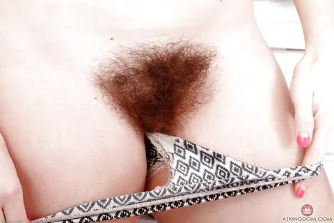 Simone Delilah: Hairy Brunette in Shorts Spreads Her Pussy in the Kitchen – photo 9 of 16