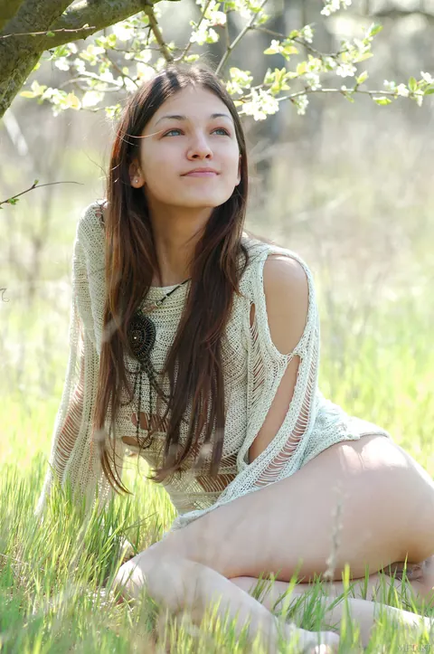 Busty Hairy Woman Exercises Naked Outdoors and Spreads – photo 5 of 16