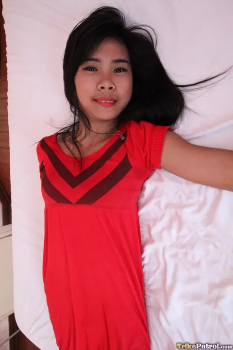 Filipina Strips and Spreads Her Hairy Pussy – photo 4 of 20
