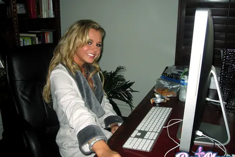 Bree Olson: Slim Curly Blonde Reveals Her Big Tits and Spreads Her Legs Outdoors – photo 12 of 17