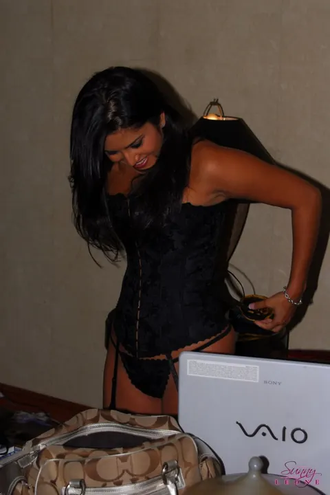 Sunny Leone: Asian MILF Poses in Lingerie and Stockings – photo 1 of 17