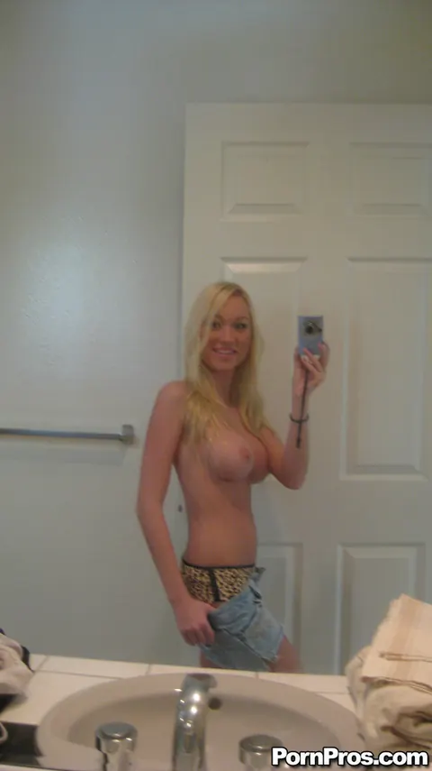 Madison Scott: Blonde with Big Enhanced Tits Undresses and Spreads in the Bathroom Mirror – photo 4 of 16
