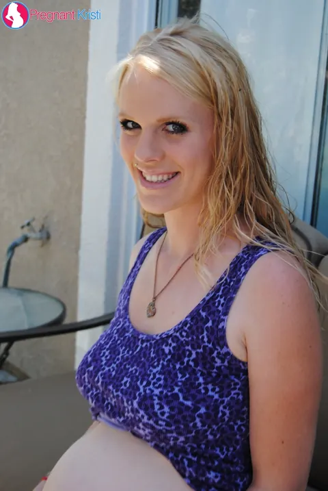 Hydii May: Thick Blonde with Big Tits Poses Pregnant in Shorts – photo 3 of 16