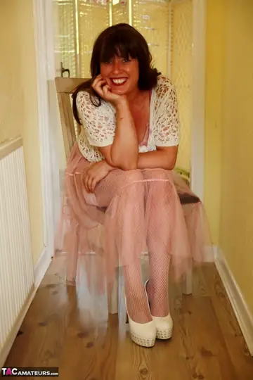 British MILF in Lingerie Masturbates on a Chair in the Hallway