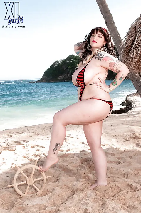 Dors Feline: Brunette BBW in a Bikini Poses on the Beach – photo 3 of 16