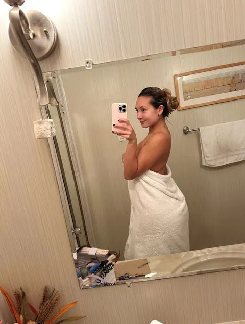 BBW Undresses and Poses Nude for the Camera – photo 9 of 12