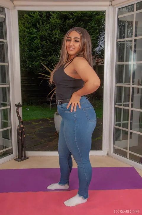 Curvy Woman Undoes Jeans to Show Thong and Socks – photo 2 of 16