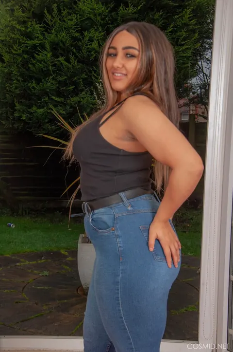 Curvy Woman Undoes Jeans to Show Thong and Socks – photo 3 of 16