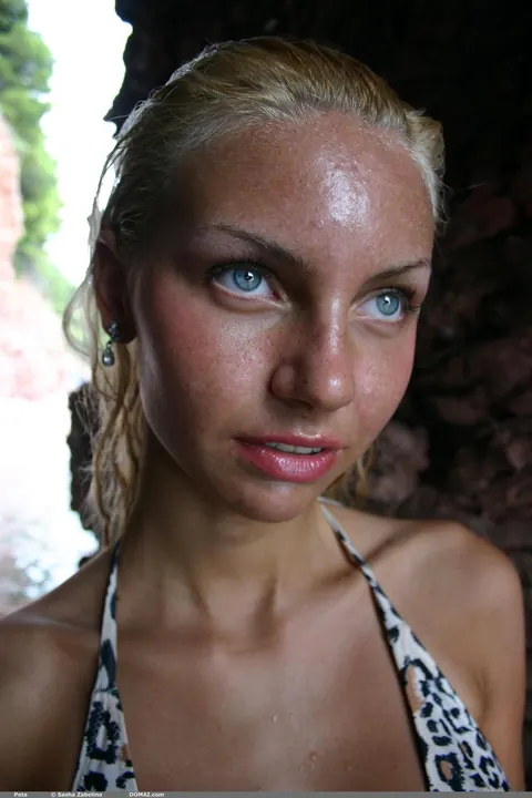 Tanned Skinny Blonde Shows Off Her Ass on the Beach – photo 15 of 20