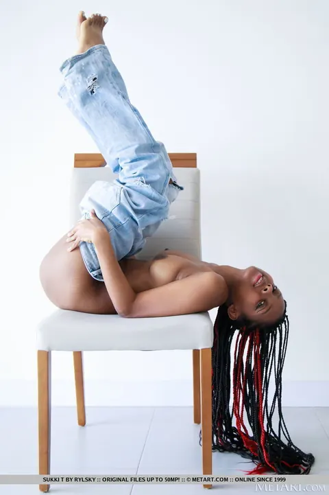 Ebony Woman Pulls Down Her Jeans and Spreads Her Pussy – photo 15 of 18