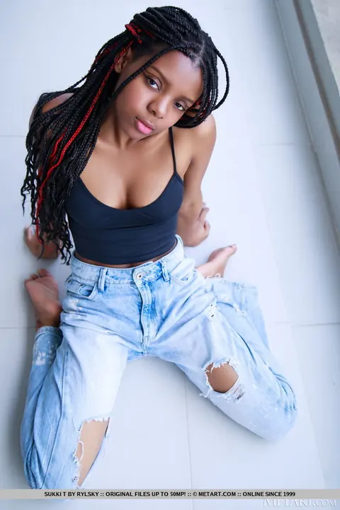 Ebony Woman Pulls Down Her Jeans and Spreads Her Pussy – photo 5 of 18