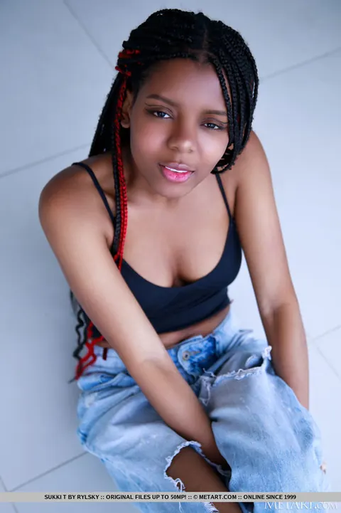 Ebony Woman Pulls Down Her Jeans and Spreads Her Pussy – photo 4 of 18