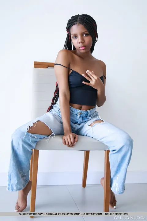 Ebony Woman Pulls Down Her Jeans and Spreads Her Pussy – photo 6 of 18