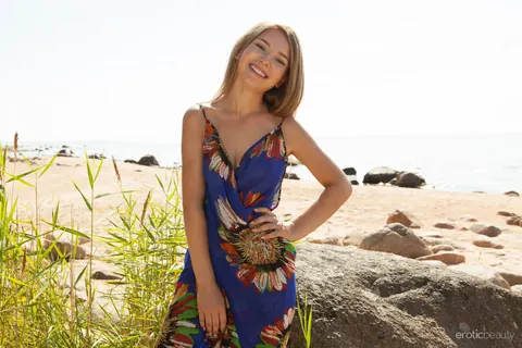 Skinny Model Spreads Her Pussy on the Beach – photo 1 of 16