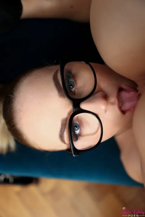 Jenny Wild: European Blonde and Brunette Lesbians Fuck in the Office – photo 15 of 21