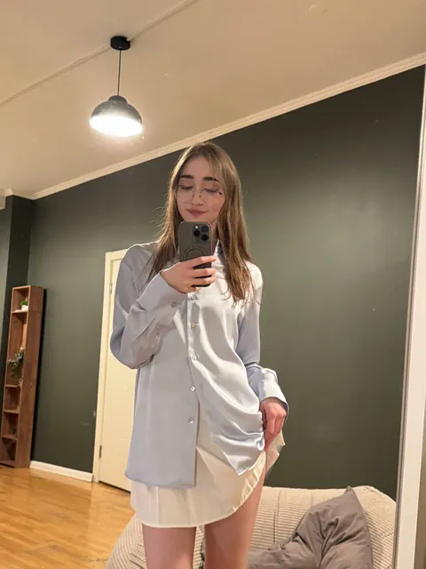 Brunette with Glasses Takes a Facial in a Selfie – photo 9 of 21