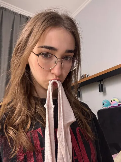 Brunette with Glasses Takes a Facial in a Selfie – photo 18 of 21