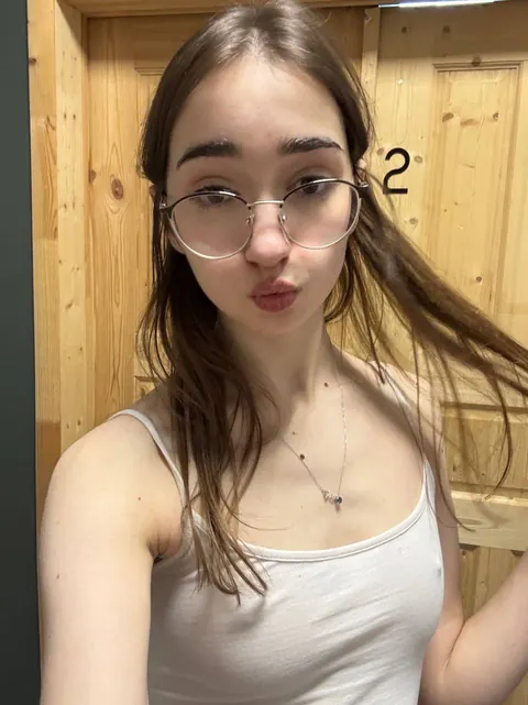 Brunette with Glasses Takes a Facial in a Selfie – photo 8 of 21