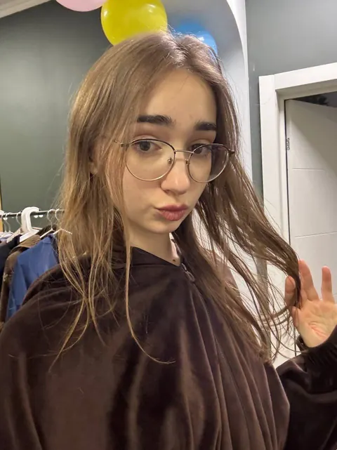 Brunette with Glasses Takes a Facial in a Selfie – photo 7 of 21