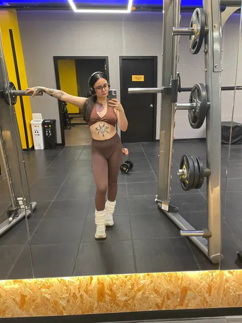 BBW with Tattoos Poses Showing Her Curves – photo 8 of 17