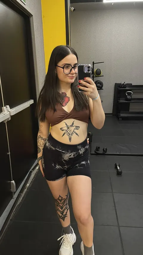 BBW with Tattoos Poses Showing Her Curves – photo 4 of 17