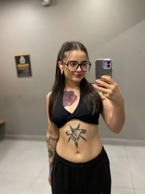 BBW with Tattoos Poses Showing Her Curves – photo 5 of 17