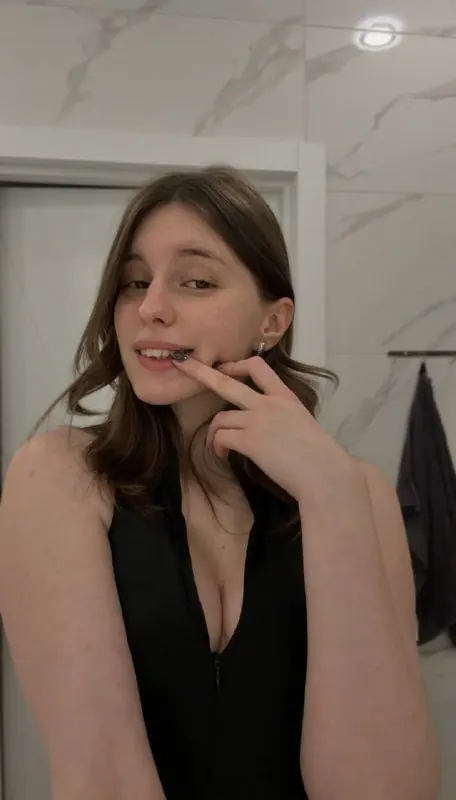 Woman Poses Nude for Phone Selfies – photo 4 of 21