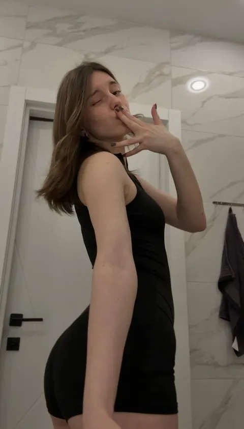 Woman Poses Nude for Phone Selfies – photo 10 of 21