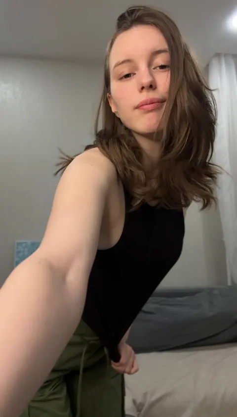 Woman Poses Nude for Phone Selfies – photo 13 of 21