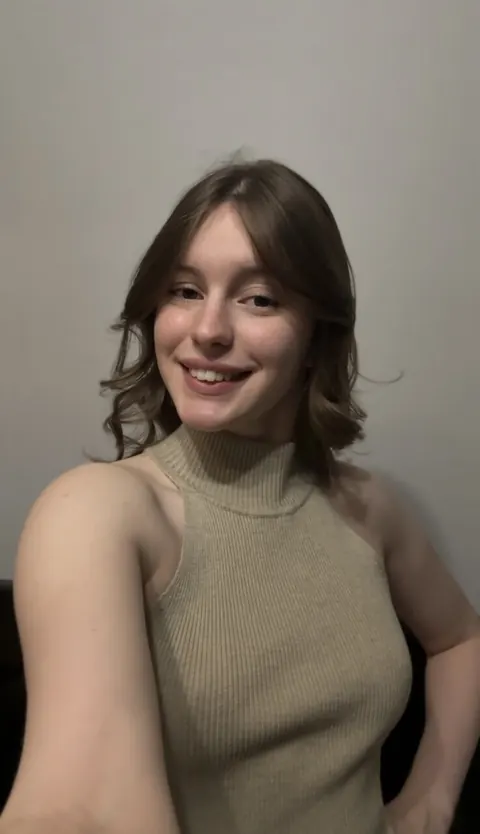 Woman Poses Nude for Phone Selfies – photo 2 of 21