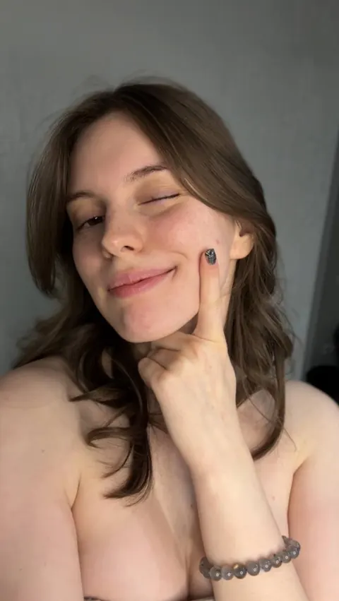 Woman Poses Nude for Phone Selfies – photo 7 of 21