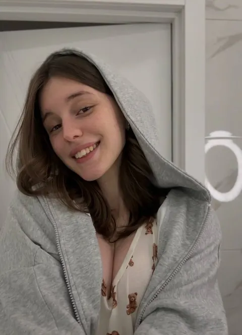 Woman Poses Nude for Phone Selfies – photo 5 of 21