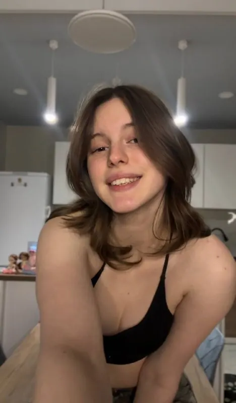 Woman Poses Nude for Phone Selfies – photo 3 of 21