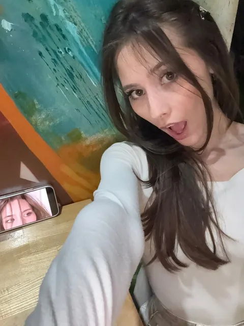 Skinny Brunette Takes Nude Selfies with Her Phone – photo 8 of 21