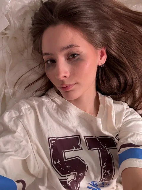 Skinny Brunette Takes Nude Selfies with Her Phone – photo 18 of 21